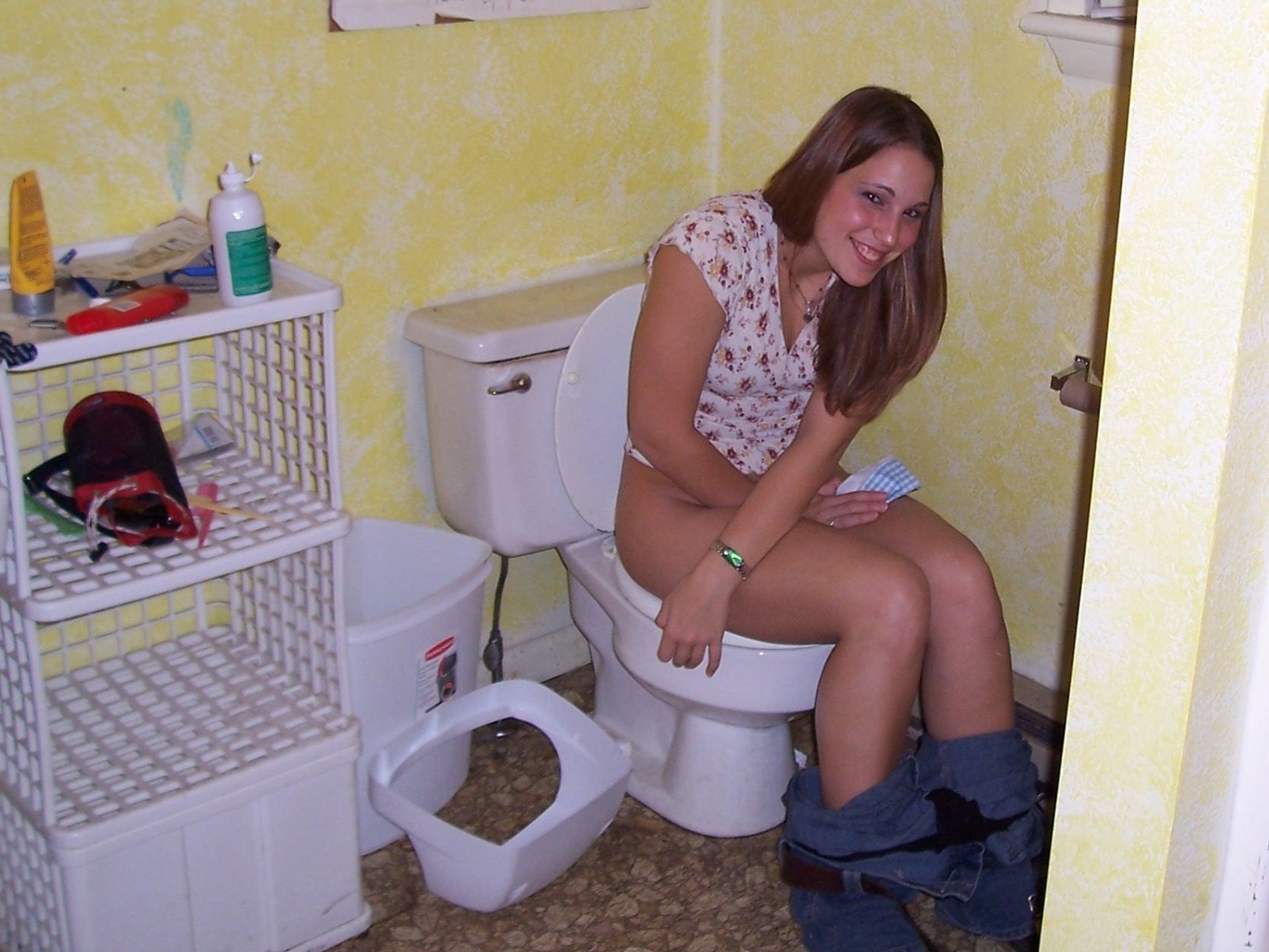 Hot pics of hot babes sitting on the toilet :: Free Real Teen Pictures