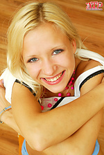 Masturbating teenie Masturbating teenie